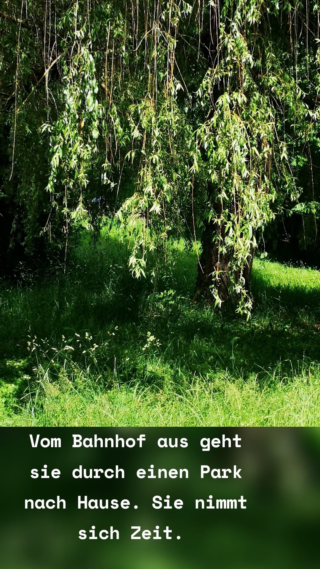 Vom Bahnhof aus geht sie durch einen Park nach Hause. Sie nimmt sich Zeit. 
