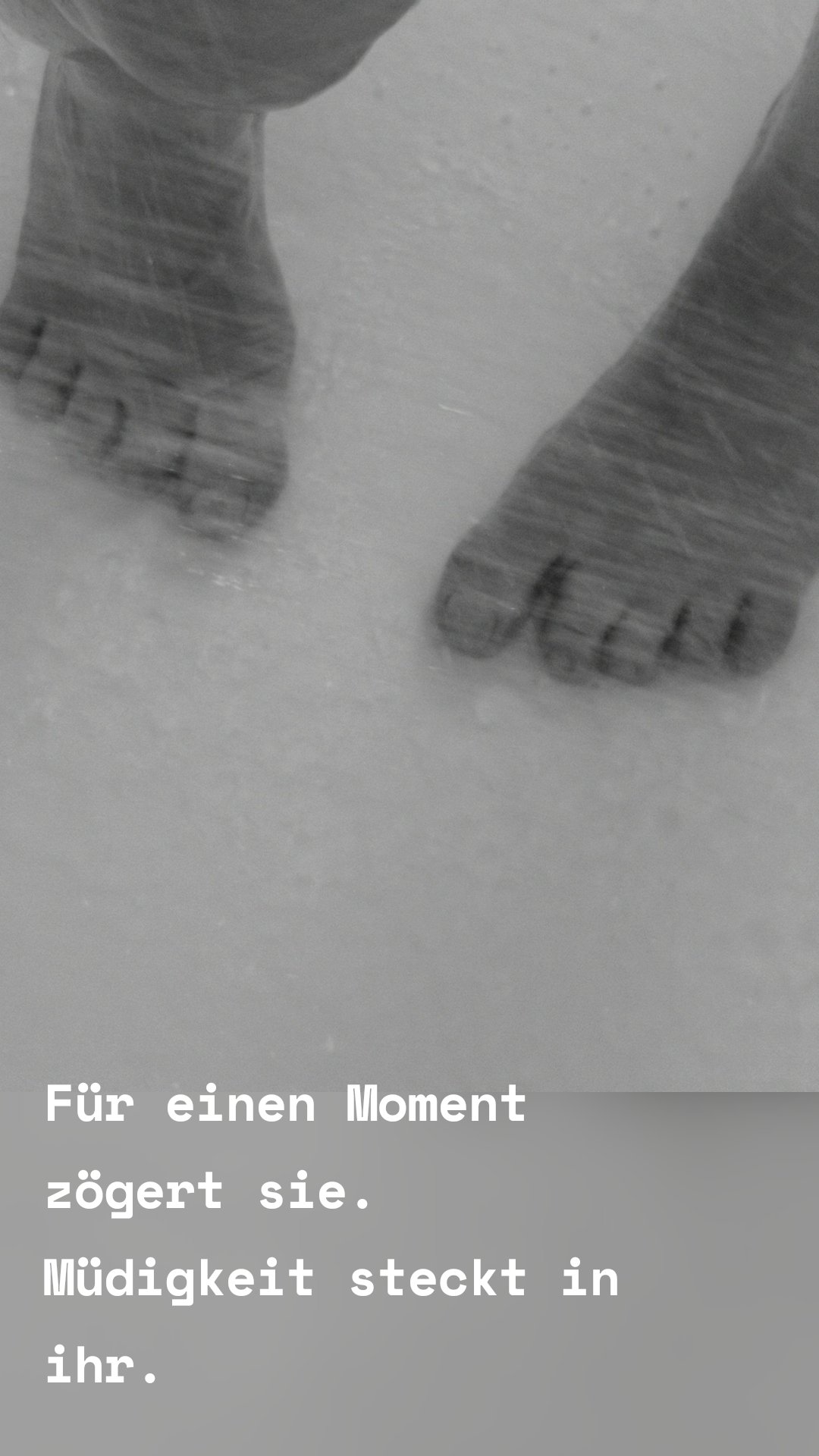 Für einen Moment zögert sie. Müdigkeit steckt in ihr.