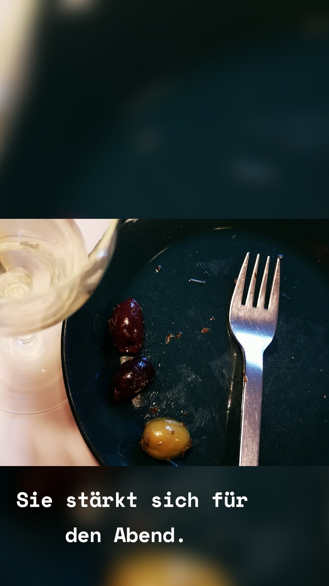 Sie stärkt sich für den Abend.